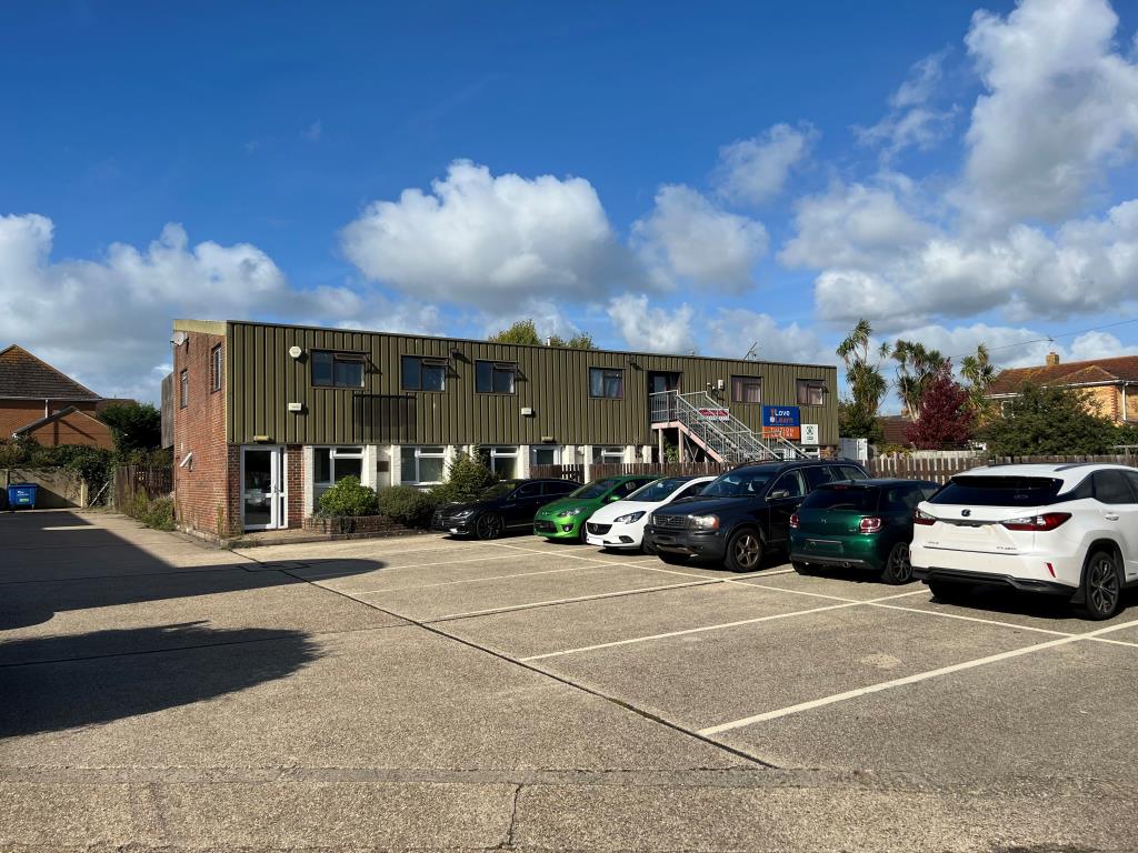 Lot: 5 - PARTIALLY OCCUPIED MIXED FREEHOLD INVESTMENT OPPORTUNITY -